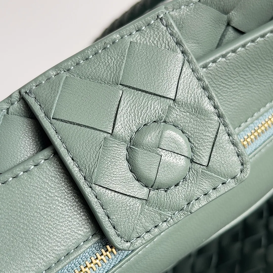 The 2023 new Andiamo batch of 2260 BV has been shipped‼ ️Really popular🔥The new Andiamo woven handbag launched by Bottega Veneta this season is really popular all over the world! ! Celebrities at home and abroad have worn it, and Oscar-winning actress Michelle Yeoh has taken it out on the street. Song Jia, Trai Yara, Yu Feihong, Sanji Ayaka, Rosie Hunting-Whiteley, Yoshioka Riho, etc. have all picked up this bag. It is classic and versatile, showing off its temperament, and the bag capacity is also large, which is very convenient for daily commuting! ! A variety of carrying methods, the shoulder straps can be adjusted by yourself, the original lambskin feels soft and delicate, and the unisex style breaks the gender boundaries and brings a more practical and long-lasting use experience. Andiamo, which has both elegant and casual styles, perfectly interprets the true appearance of "fashionable old money style". Style number: 743572 Size: 32*24*12